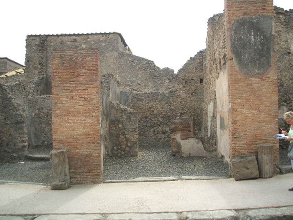 VI.8.17 Pompeii. May 2005. Entrance doorway, looking west.  Graffiti was found on the pilaster on the left, between 16 and 17 (see VI.8.16)