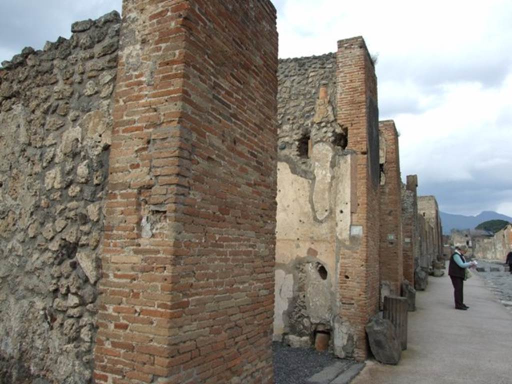 VI.8.17 Pompeii.  Shop with dwelling.  December 2007.  Entrance and Via Mercurio looking north.