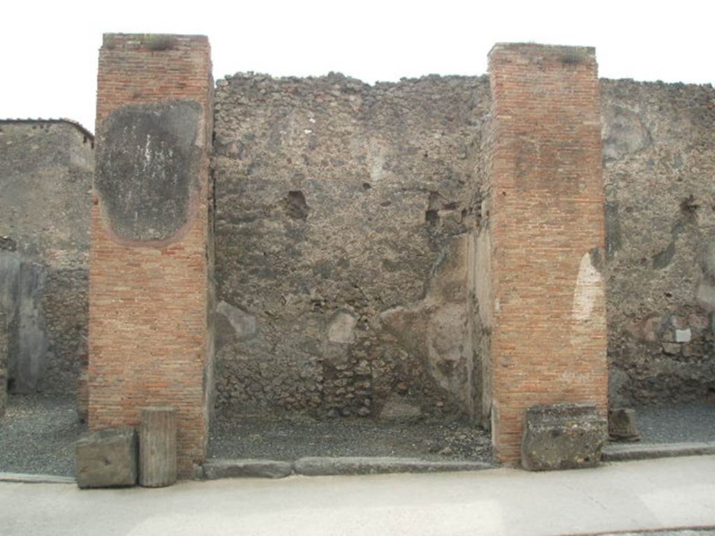 VI.8.18 Pompeii. May 2005. Entrance doorway looking west.