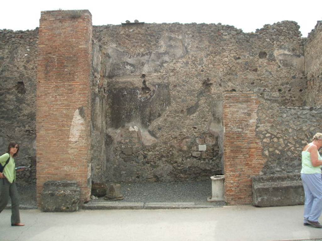 VI.8.19 Pompeii.  Shop.  May 2005.  Entrance.
