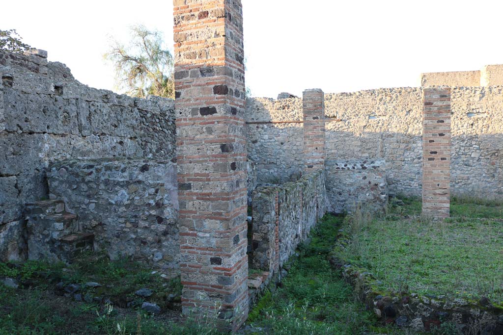 VI.8.20 Pompeii. December 2018. Looking north along front of vats on west side of peristyle. Photo courtesy of Aude Durand.