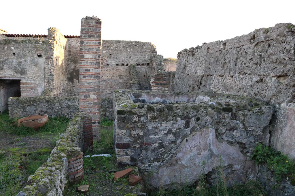 VI.8.20 Pompeii. December 2018. Vat 1, looking south along west side of peristyle. Photo courtesy of Aude Durand.

