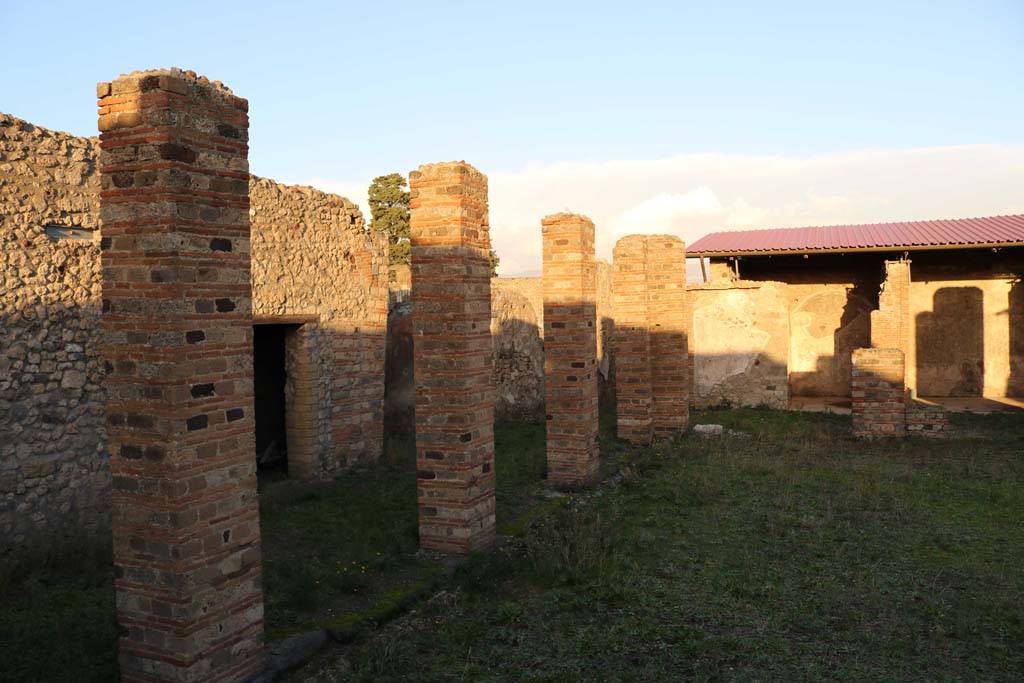 VI.8.20 Pompeii. December 2018. Looking east along north portico. Photo courtesy of Aude Durand.