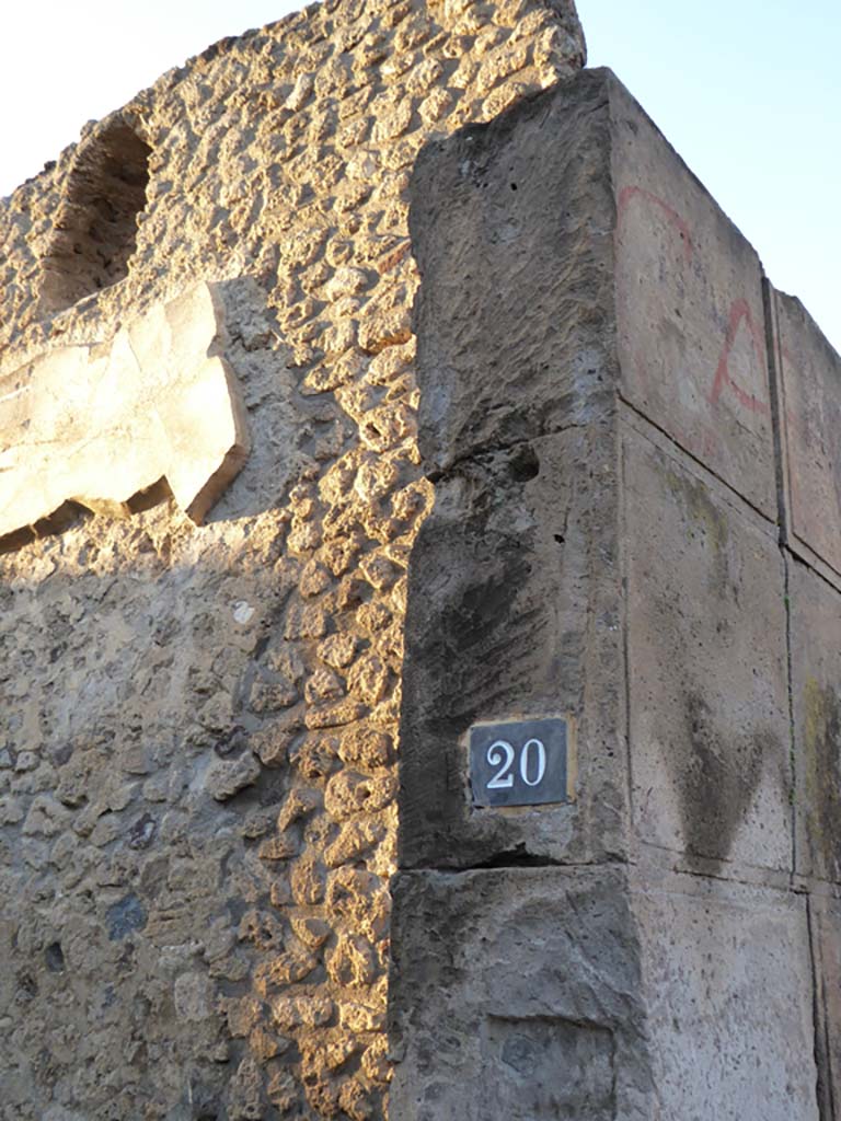 VI.8.20 Pompeii. January 2017. Identification number and north side of entrance doorway.
Foto Annette Haug, ERC Grant 681269 DÉCOR.
