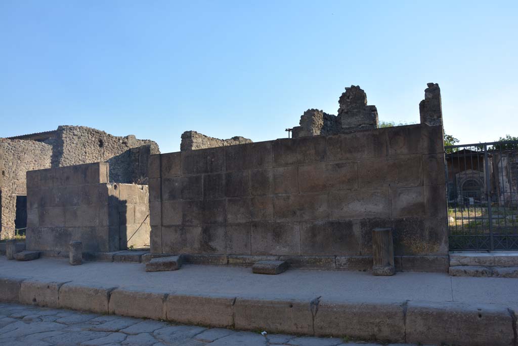 VI.8.21 Pompeii. October 2014. Looking west from entrance vestibule to atrium. Photo courtesy of Michael Binns.
