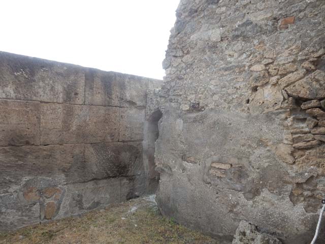 VI.8.22 Pompeii.  March 2009.  Room 7.  Door in south wall, from corridor.  Looking east.