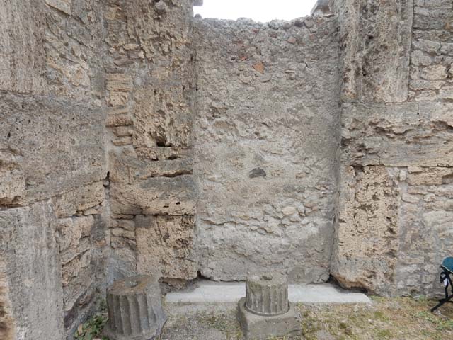 VI.8.22 Pompeii. May 2017. Stairs to upper floor and west wall of south ala, at the rear of which is the oecus. Photo courtesy of Buzz Ferebee.
