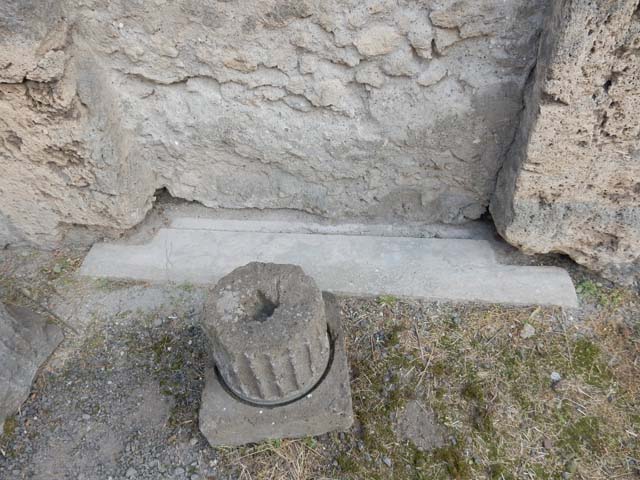 VI.8.22 Pompeii. May 2017. Detail of remains of column and base in the south-west corner of the atrium.  Photo courtesy of Buzz Ferebee.
