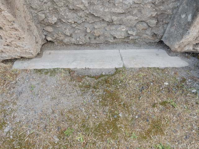 VI.8.22 Pompeii. May 2017. Room 6, looking south towards doorway leading to kitchen area, at south end of portico. Photo courtesy of Buzz Ferebee.
