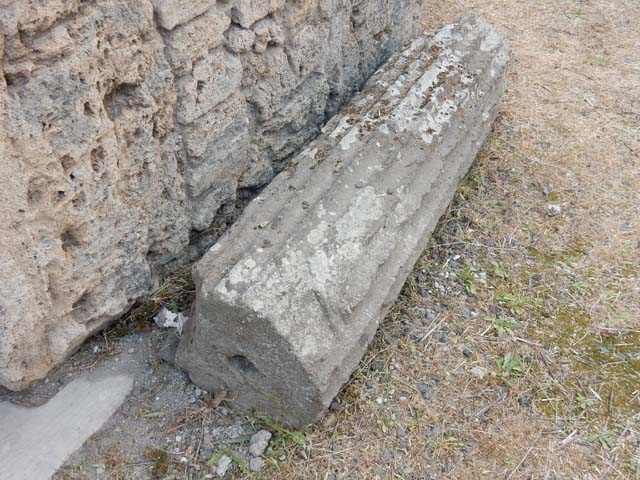 VI.8.22 Pompeii. May 2017. Room 6, looking towards south wall of portico with cistern mouth and column. Photo courtesy of Buzz Ferebee.
According to Jashemski, there was a portico supported by three columns at the south end of the garden.
See Jashemski, W. F., 1993. The Gardens of Pompeii, Volume II: Appendices. New York: Caratzas. (p.135)
