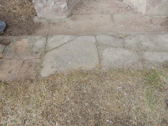 VI.8.22 Pompeii. May 2017. Portico flooring on east side of fountain. Photo courtesy of Buzz Ferebee.