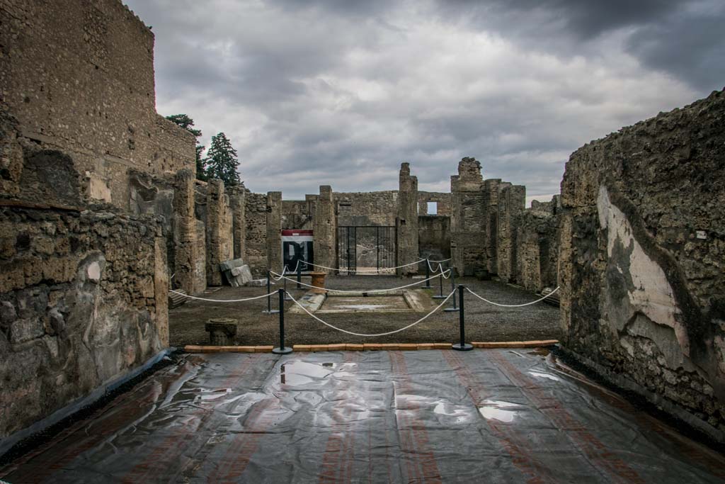 VI.8.22 Pompeii. May 2017. Looking south-west across floor in tablinum towards doorway to oecus. Photo courtesy of Buzz Ferebee.
