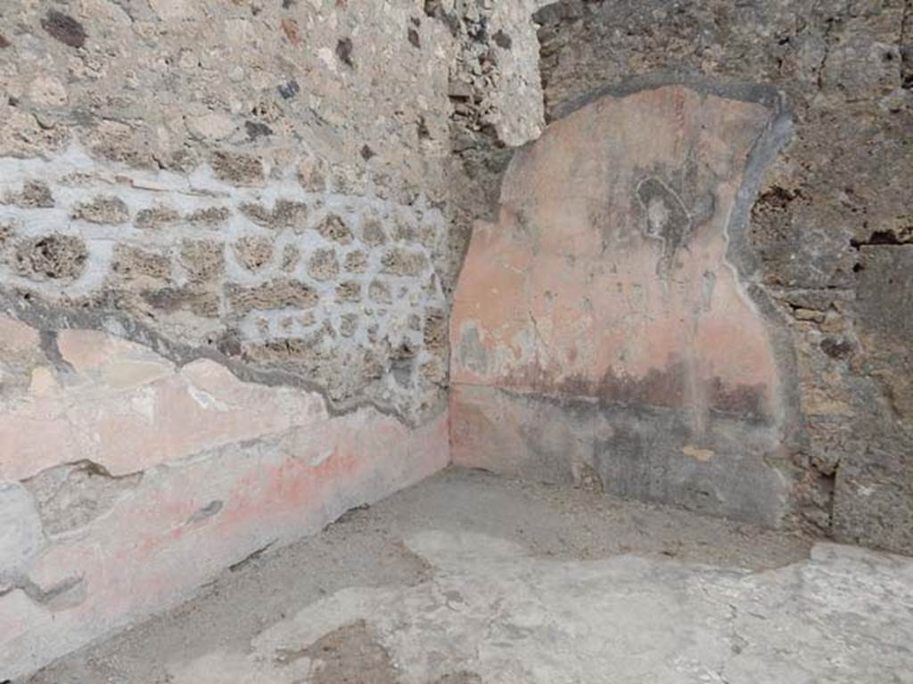 VI.8.22 Pompeii. May 2017. Triclinium, detail of west end of south wall, near doorway to portico of peristyle.  Photo courtesy of Buzz Ferebee.

