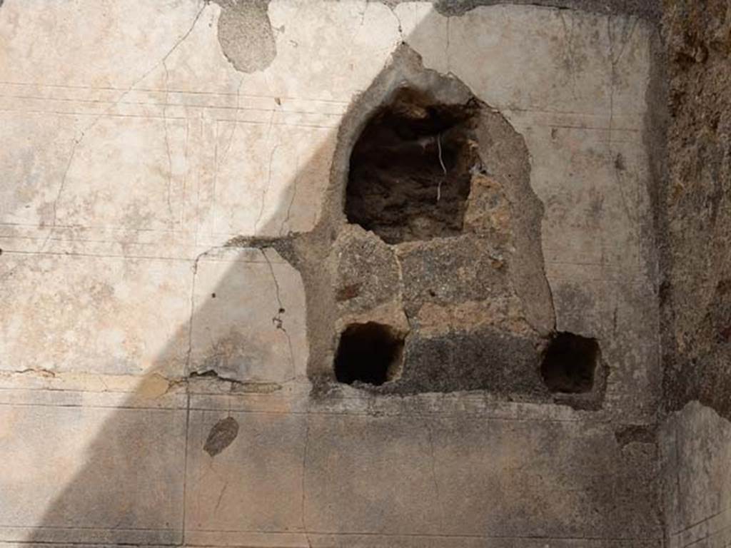 VI.8.22 Pompeii. May 2017. Room 18, detail from upper east end of north wall. Photo courtesy of Buzz Ferebee.
