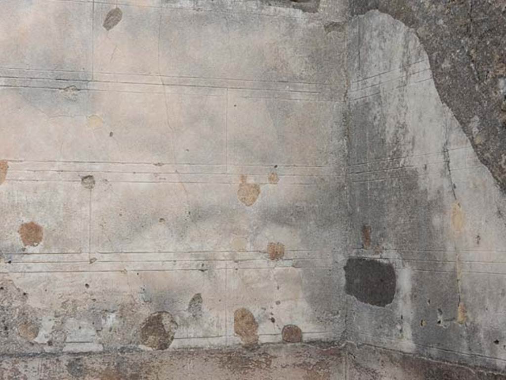 VI.8.22 Pompeii. May 2017.  Room 18, detail from east end of north wall and north-east corner. Photo courtesy of Buzz Ferebee.
