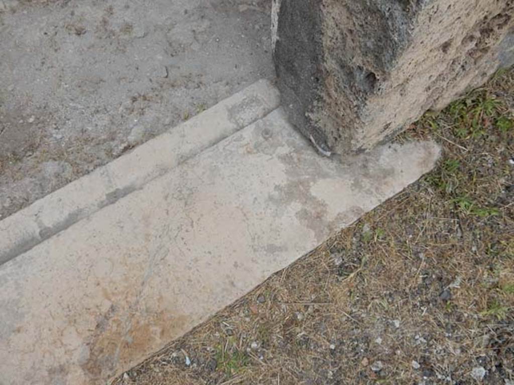 VI.8.22 Pompeii. May 2017. Room 18, east end of threshold of doorway. Photo courtesy of Buzz Ferebee.
