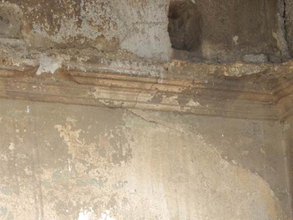 VI.8.22 Pompeii. May 2017. Room 19, detail of stucco cornice at east end of north wall. Photo courtesy of Buzz Ferebee.

