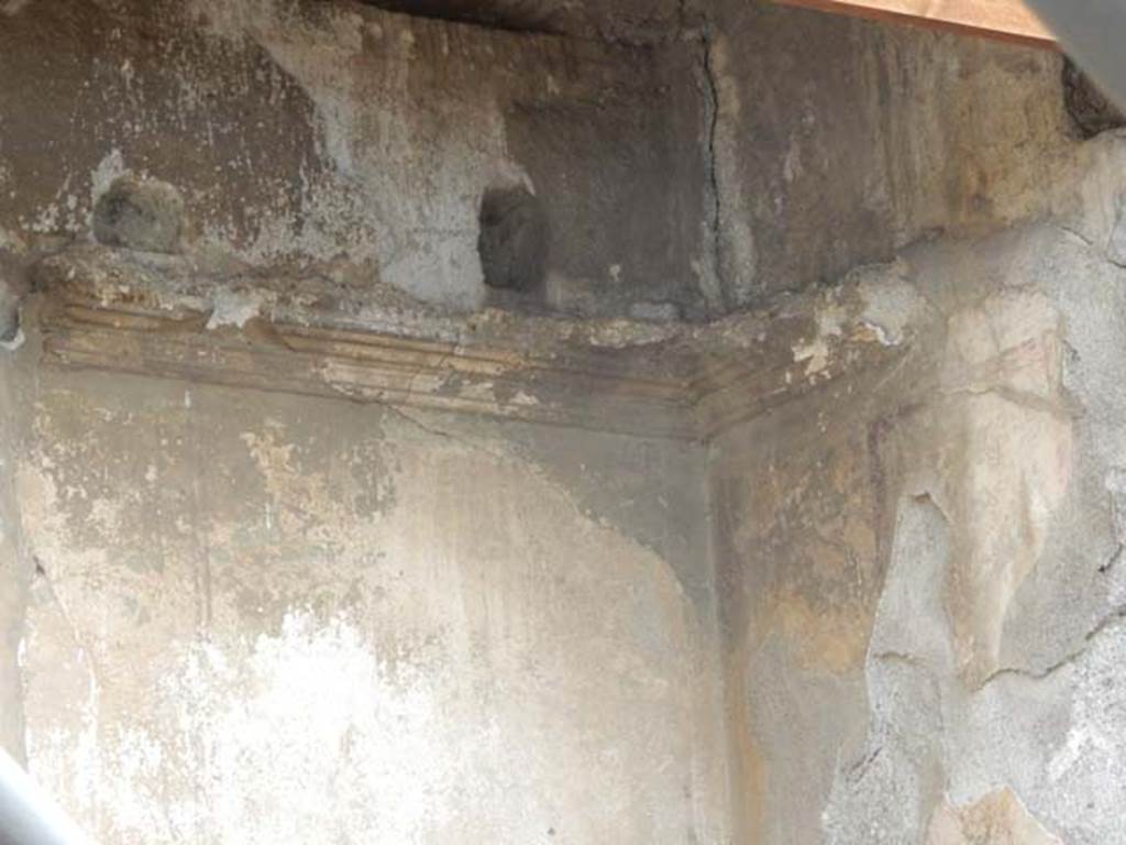 VI.8.22 Pompeii. May 2017. Room 19, detail from upper north-east corner. Photo courtesy of Buzz Ferebee.
