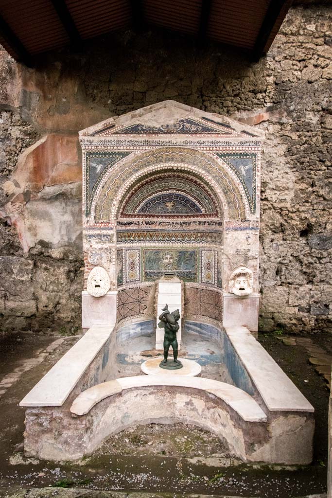 VI.8.22 Pompeii. January 2019. 
Large mosaic aedicula fountain with statuette. Photo courtesy of Johannes Eber.

