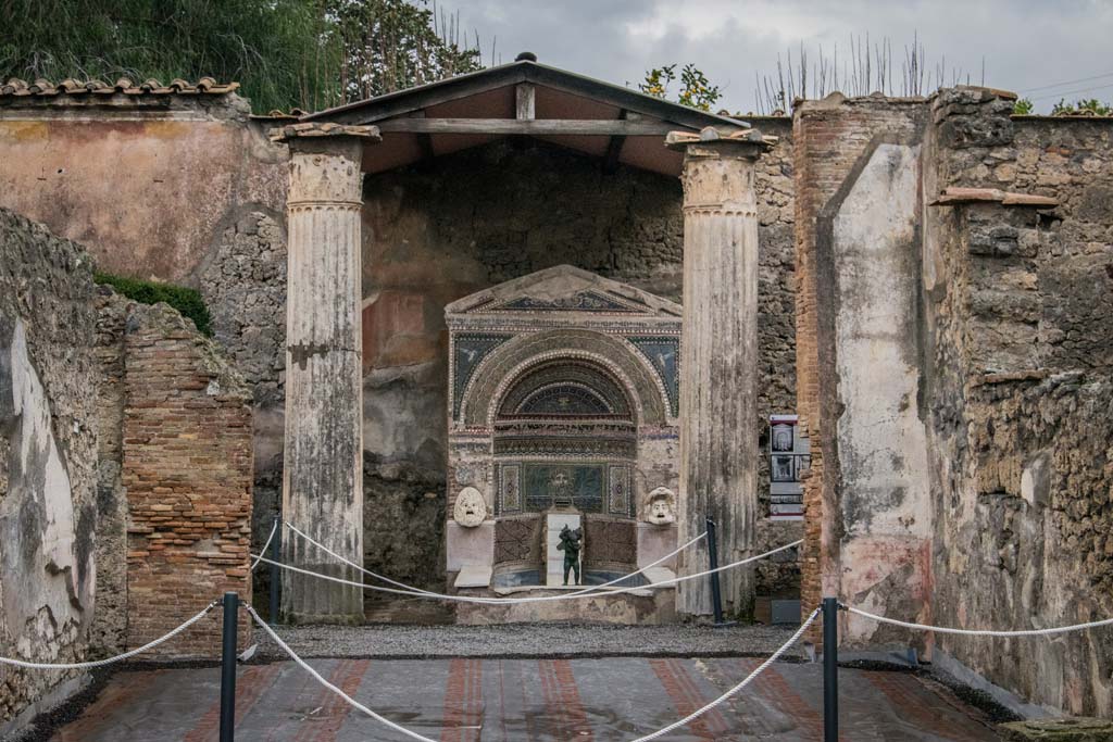 VI.8.22 Pompeii. January 2019. 
Looking west across tablinum towards fountain in garden area, with triclinium, on right. Photo courtesy of Johannes Eber.
