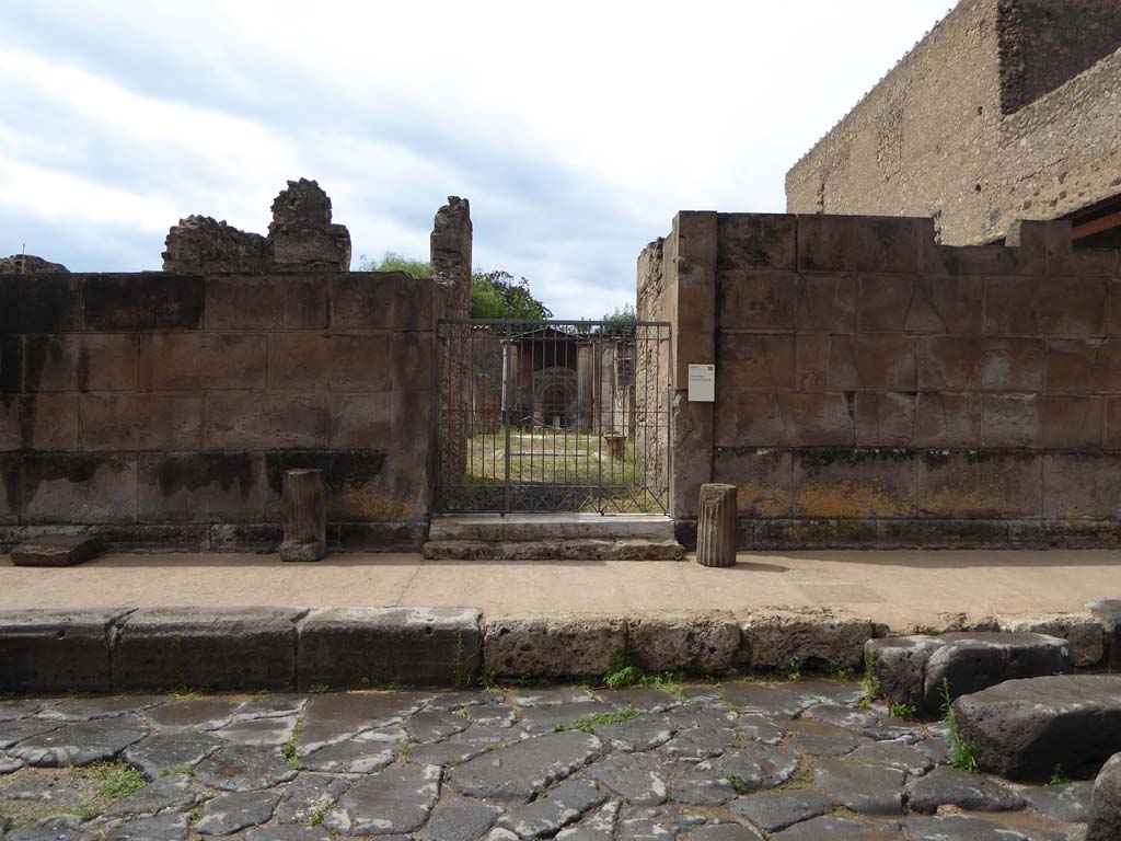 VI.8.22 Pompeii. December 2005. Entrance on Via Mercurio.
In June 1826, graffiti was found on the wall to the right of the entrance, it read –
Q(uintum) Postium Modestum
quinq(uennalem) d(ignum) r(ei) p(ublicae) o(ro) v(os) f(aciatis)    [CIL IV 195]
Cerrinium aed(ilem) o(ro) v(os) f(aciatis)    [CIL IV 196]
L(ucium) Albucium aed(ilem) d(ignum) r(ei) p(ublicae) o(ro) v(os) f(aciatis)    [CIL IV 197]
In August 1826, found on the wall on the right side of the doorway, was –
M(arcum) Holconium
Priscum IIvir(um) i(ure) d(icundo)
pomari universi
cum Helvio Vestale rog(ant)    [CIL IV 202, painted in red]
A(ulum) Vettium Caprasium Felicem aed(ilem) o(ro) v(os) f(aciatis) vicini     [CIL IV 204]
In February 1827, found on the same wall, was –
Casellium Marcellum rog(at)
Memor sodalis facit o[3]     [CIL IV 209]
Samellium aed(ilem) o(ro) v(os) f(aciatis)    [CIL IV 210]
Casellium aed(ilem) o(ro) v(os) f(aciatis)     [CIL IV 211]
 See Pagano, M. and Prisciandaro, R., 2006. Studio sulle provenienze degli oggetti rinvenuti negli scavi borbonici del regno di Napoli. Naples : Nicola Longobardi. (p.135-6) PAH II, 164, 172; III, 70, 72, 76
See Della Corte, M., 1965.  Case ed Abitanti di Pompei. Napoli: Fausto Fiorentino, (p.59) and see VI.8.12. 
According to Varone and Stefani, also found on this wall on the north of the entrance, was CIL IV 28. See Varone, A. and Stefani, G., 2009. Titulorum Pictorum Pompeianorum, Rome: L’erma di Bretschneider, .320)
According to Epigraphik-Datenbank Clauss/Slaby (See www.manfredclauss.de), it read as –
Q(uintum) Herenn[ium] v(irum) b(onum)       [CIL IV 28]
