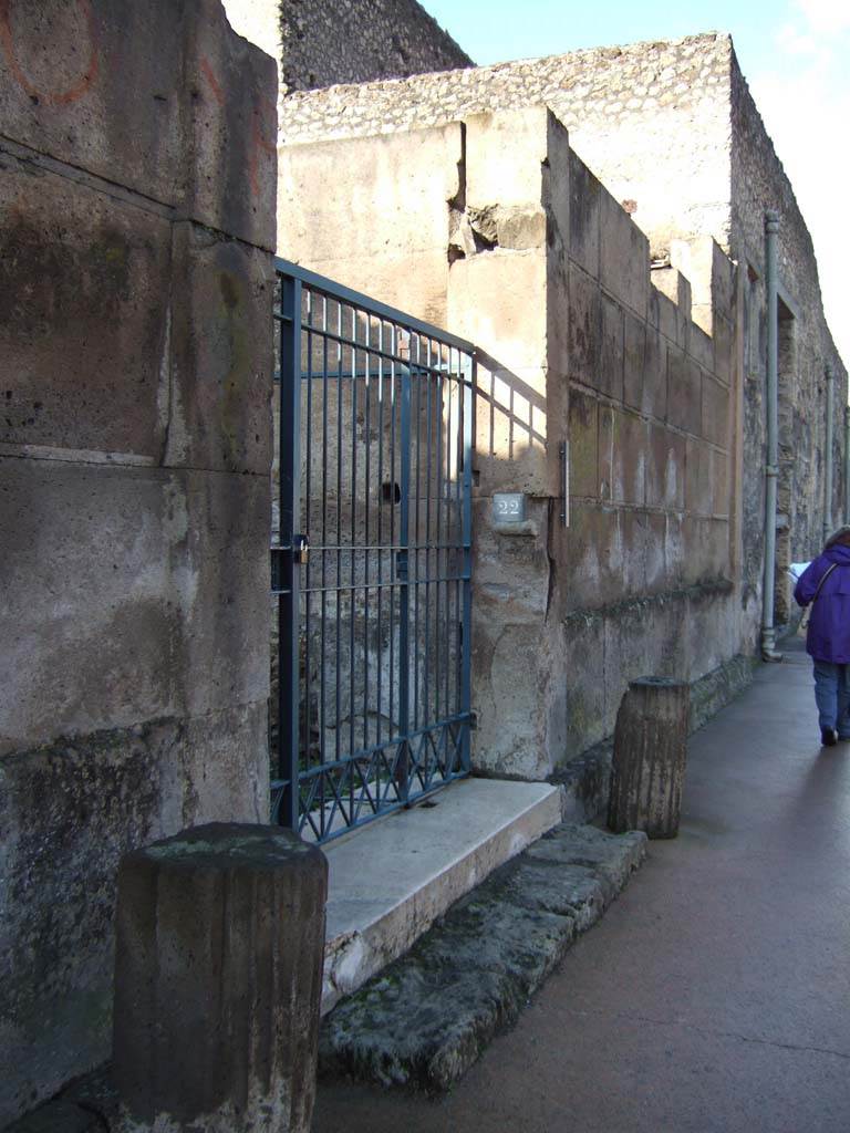 VI.8.22 Pompeii. October 2014. Entrance doorway on Via Mercurio. Photo courtesy of Michael Binns. 