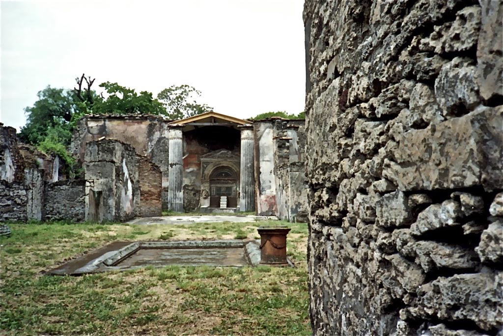 VI.8.22 Pompeii. 1950’s. Looking west across atrium, through tablinum (centre) and triclinium (on right). Photo courtesy of Rick Bauer.