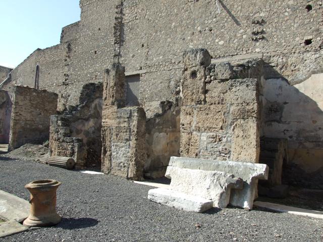 VI.8.22 Pompeii.  March 2009.  Looking west along south side of atrium.