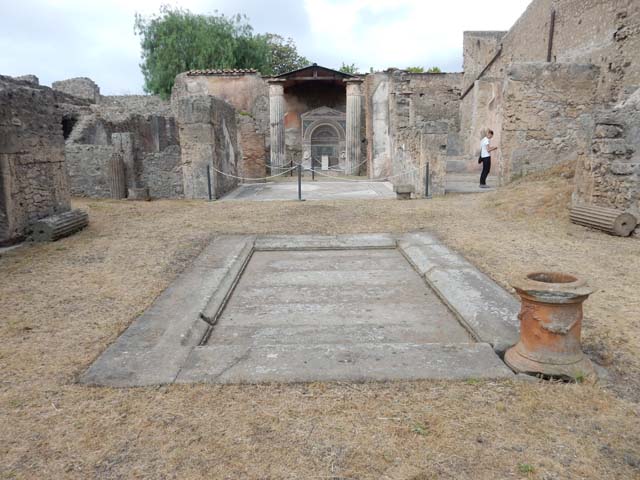 VI.8.22 Pompeii. May 2017. South side view of terracotta puteal on north-east corner of impluvium.
Photo courtesy of Buzz Ferebee.


