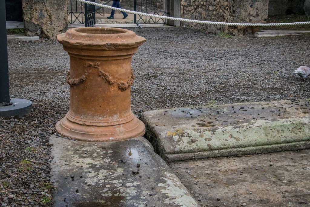VI.8.22 Pompeii. May 2017. Drainage holes in east and south sides of impluvium.
Photo courtesy of Buzz Ferebee.
