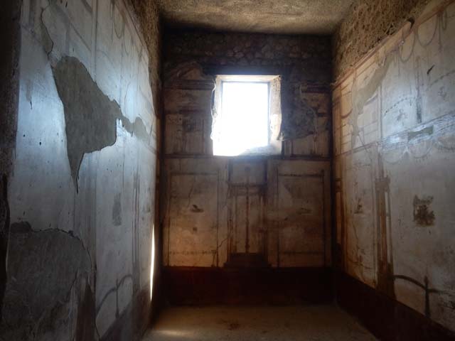 VI.8.23 Pompeii. May 2017. Looking east through doorway to room on north side of entrance corridor.  Photo courtesy of Buzz Ferebee.

 

