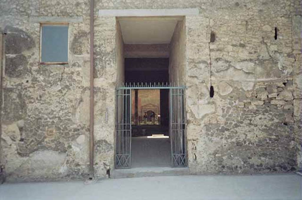 VI.8.23 Pompeii. May 2010. Looking straight through entrance doorway towards fountain in garden area. 

