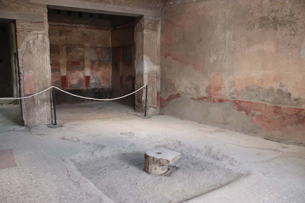 VI.8.24 Pompeii. September 2017. Looking across impluvium in atrium towards north-west corner of atrium. Photo courtesy of Klaus Heese.