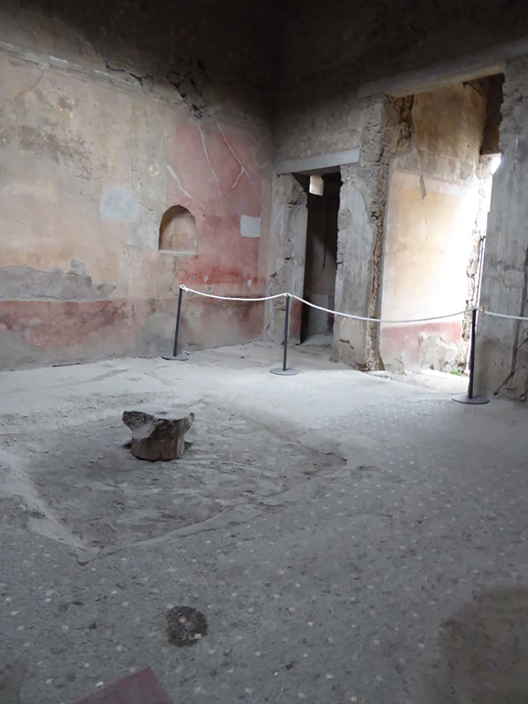 VI.8.24 Pompeii. September 2017. North-east corner of atrium. 
Looking towards north wall with niche, with doorway to cubiculum on north side of entrance doorway. 
Foto Annette Haug, ERC Grant 681269 DÉCOR.

