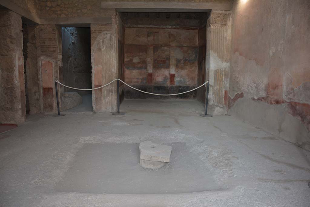 VI.8.24 Pompeii. September 2004.  Looking west from entrance, across atrium towards tablinum
