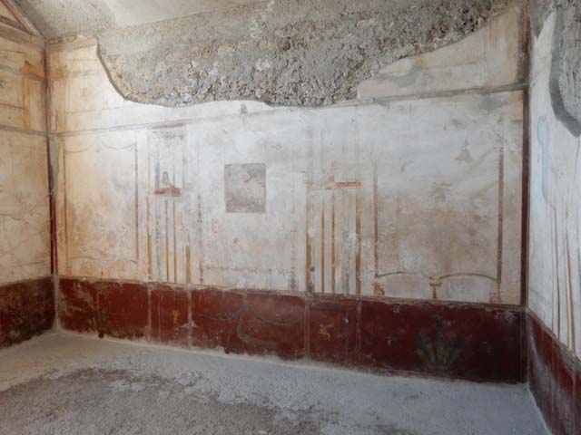 VI.8.24 Pompeii. May 2017. South wall of triclinium in south-east corner of atrium.
Photo courtesy of Buzz Ferebee.
