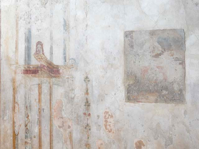 VI.8.24 Pompeii. May 2017. Painted decoration and central painting from south wall of triclinium. Photo courtesy of Buzz Ferebee.
