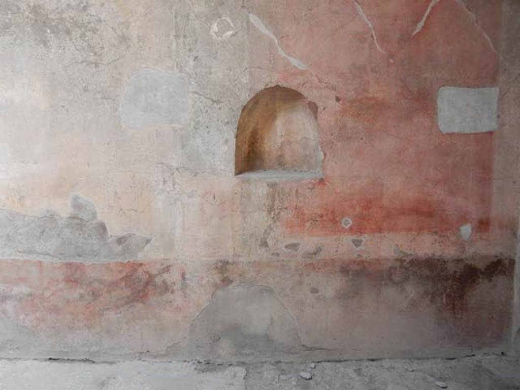 VI.8.24 Pompeii. May 2017. Niche in north wall of atrium. Photo courtesy of Buzz Ferebee.