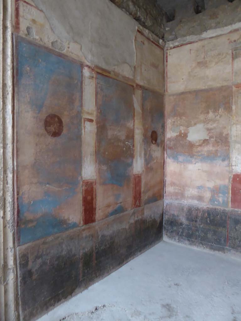 VI.8.24, Pompeii. March 2019. Upper side wall in Vicolo di Mercurio.
Foto Taylor Lauritsen, ERC Grant 681269 DÉCOR.
