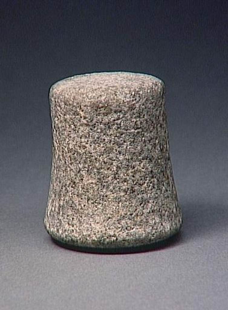 VI.9.1 Granite pestle.  Height 0.076m.  OA 1862 Pilon, muse Cond, photo RMN  R.G. Ojeda