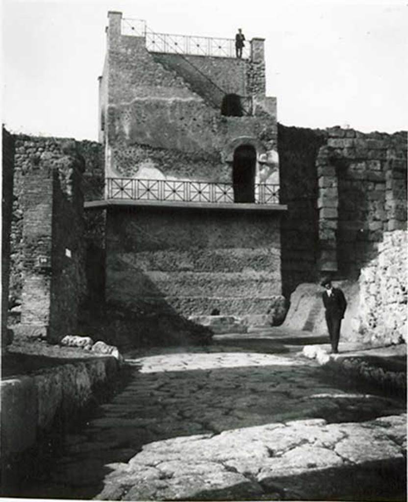 VI.9.1 Pompeii. 1938 photograph by Tatiana Warscher. Looking towards Tower XI at the northern end of Via Mercurio. VI.9.1 is on the right. Warscher commented that the “pomerium” was between the walls of the city and the walls of the House of Duc d’Aumale.
See Warscher, T, 1938: Codex Topographicus Pompejanus, Regio VI, insula 9: Pars prima, (no.1), Rome, DAIR, whose copyright it remains.  
