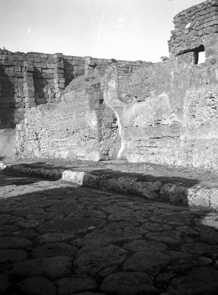 VI.9.1 Pompeii. W627. Looking north-east at façade, on Via Mercurio.
Photo by Tatiana Warscher. Photo © Deutsches Archäologisches Institut, Abteilung Rom, Arkiv. 
See Warscher, T, 1938: Codex Topographicus Pompejanus, Regio VI, insula 9: Pars prima, (no.6), DAIR, Rome.  
According to Warscher, the façade of the house measured –
1) from the corner, that meant from the “pomerium of the city”, up until the entrance - 10,00
2) the entrance – 1,80
3) from the entrance to the dividing wall with the House of Meleager - 22,20
Total length of façade - 34m
See Warscher, T, 1938: Codex Topographicus Pompejanus, Regio VI, insula 9: Pars prima, Rome, DAIR.  
.  
