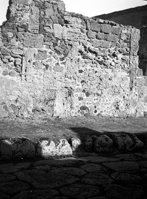 231757 Bestand-D-DAI-ROM-W.629.jpg
6.9.1 Pompeii. W629. Façade at south end of wall on Via Mercurio.
This would have originally been a doorway into a previous property, the entrance corridor of which then became the cubiculum room 20.
Photo by Tatiana Warscher. With kind permission of DAI Rome, whose copyright it remains. 
See http://arachne.uni-koeln.de/item/marbilderbestand/231757 
