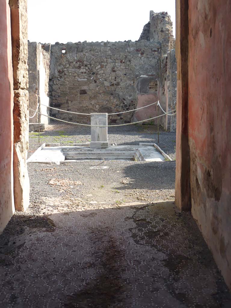 VI.9.2/13 Pompeii. October 2014. Looking east from entrance corridor towards atrium.
Foto Annette Haug, ERC Grant 681269 DÉCOR.
