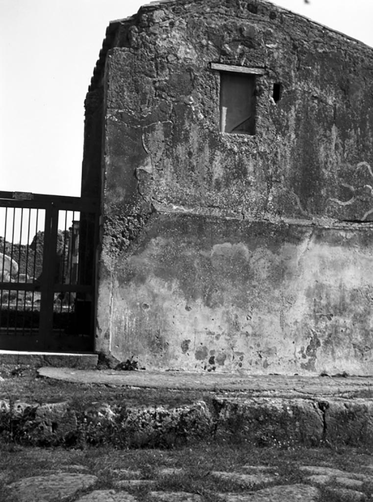 230858 Bestand-D-DAI-ROM-W.668.jpg
6.9.3 Pompeii. W668. Façade and entrance doorway.
Photo by Tatiana Warscher. With kind permission of DAI Rome, whose copyright it remains. 
See http://arachne.uni-koeln.de/item/marbilderbestand/230858 
