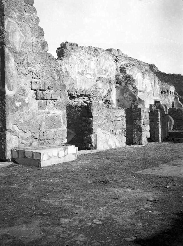 231769 Bestand-D-DAI-ROM-W.678.jpg
6.9.3 Pompeii. W678. Atrium 4, looking north-west towards doorways to rooms 2 and 5A on north side of entrance corridor.
Photo by Tatiana Warscher. With kind permission of DAI Rome, whose copyright it remains. 
See http://arachne.uni-koeln.de/item/marbilderbestand/231769 
