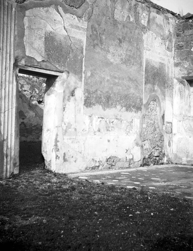 VI.9.5 Pompeii. W721. North wall of tablinum 26, with doorway to room 27, a triclinium.
The hole in the plaster remains from where the painting of Meleager and Atalanta was cut from and taken to the Naples Museum.
Photo by Tatiana Warscher. Photo © Deutsches Archäologisches Institut, Abteilung Rom, Arkiv. 
