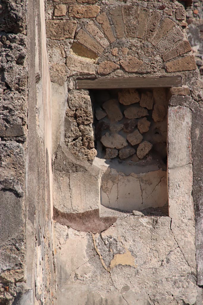 VI.9.5 Pompeii. October 2022. 
Tablinum 26, east wall, niche on north side of doorway leading to area 29/30.
Photo courtesy of Klaus Heese.
