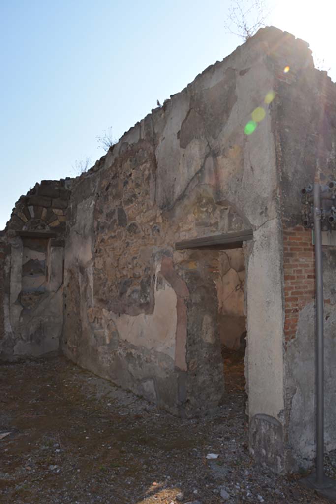 VI.9.5 Pompeii. September 2019. 
Tablinum 26, looking towards south wall with doorway to oecus 28.
Foto Annette Haug, ERC Grant 681269 DÉCOR.
