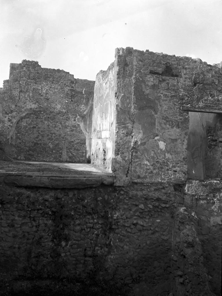 VI.9.5 Pompeii. W732. Looking west towards room 32, (on left) and doorway from room 28 (on right).
Taken from underground area at rear, near VI.9.10.
Photo by Tatiana Warscher. Photo © Deutsches Archäologisches Institut, Abteilung Rom, Arkiv. 

